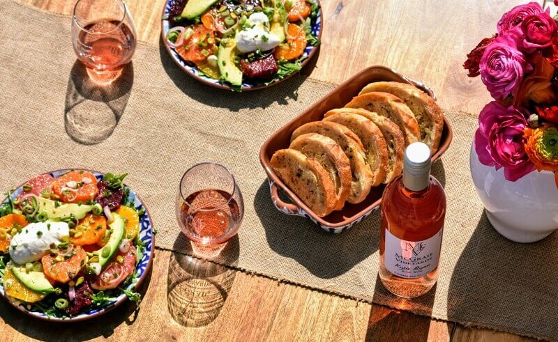 Rượu vang hồng kết hợp với Salad và rau củ nướng