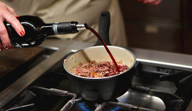 Sử dụng rượu vang Pháp đã hết hạn để nấu ăn