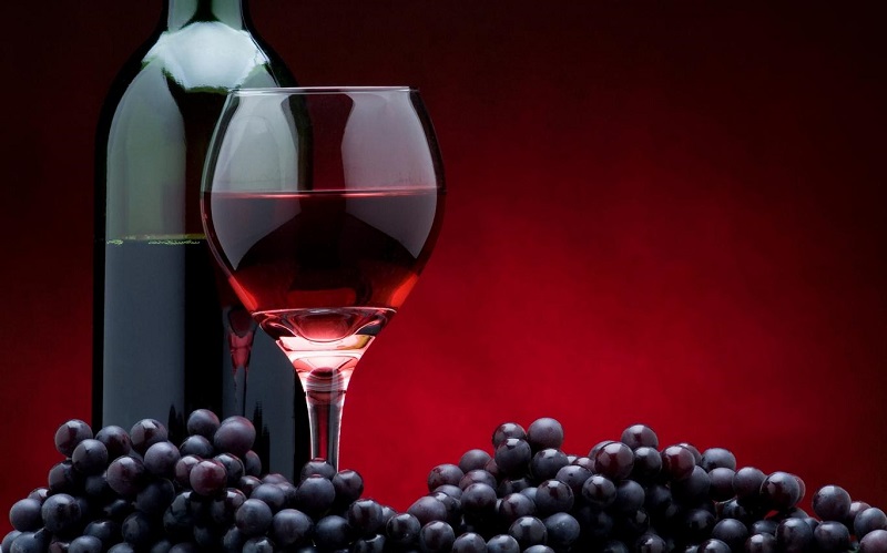 Rượu vang đỏ là một trong các loại rượu vang phổ biến được làm từ giống nho màu đỏ