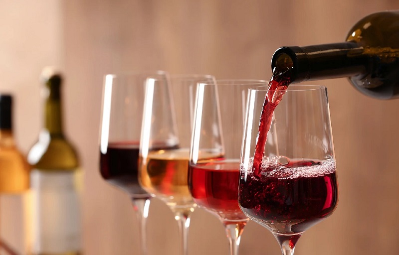 Rượu vang và sâm panh khác nhau về phong cách rượu