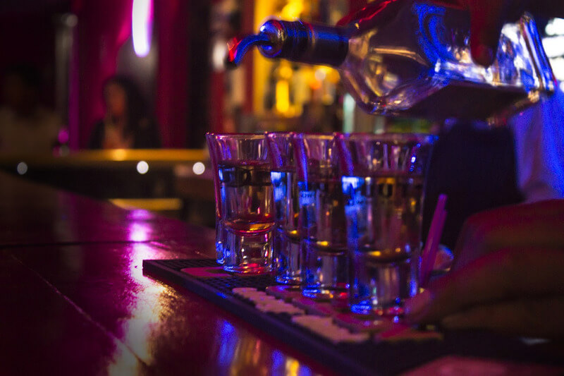 Tequila shot tại quán bar