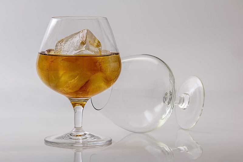Rượu mạnh Rum dùng với đá