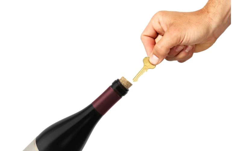 Sử dụng chìa khóa mở rượu vang
