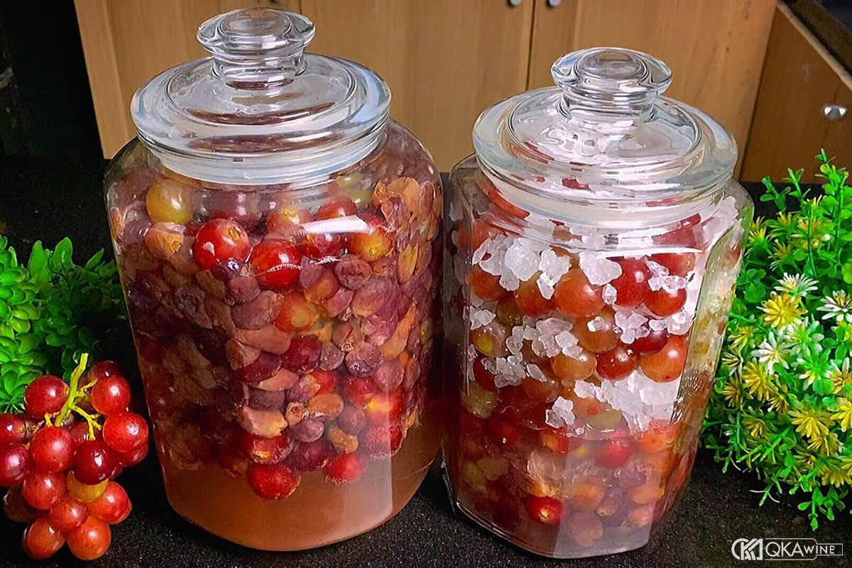 Bình ngâm rượu vang nho