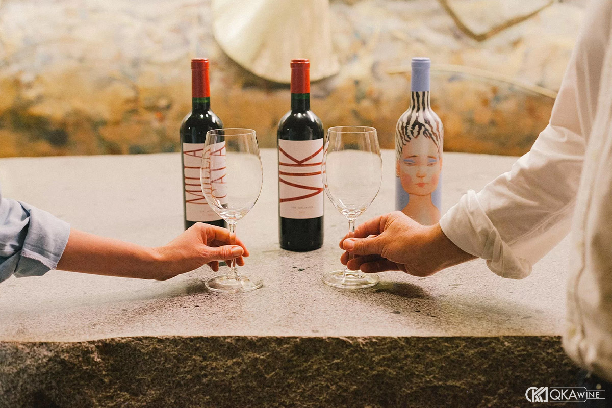 Cách cầm ly rượu vang Chile chuẩn