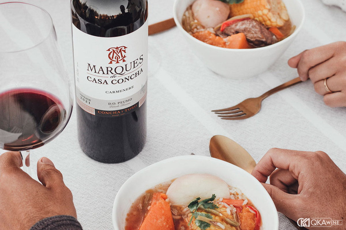Cách uống rượu vang Chile kết hợp món ăn tăng chất lượng hương vị