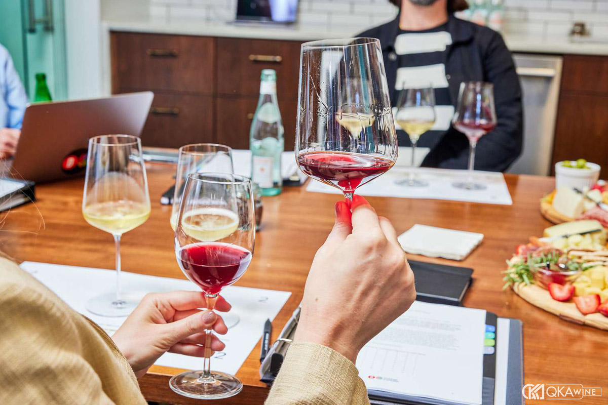 Cầm ly rượu vang đúng cách