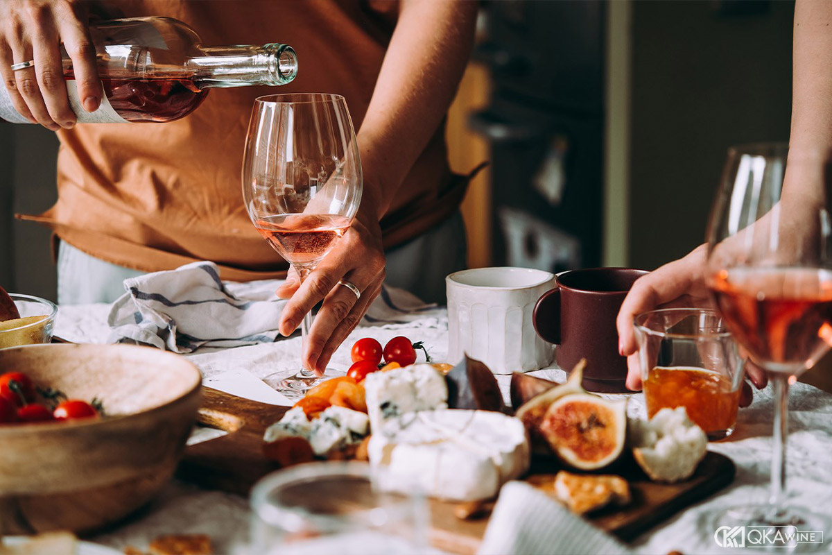 Dùng rượu vang với món ăn thích hợp