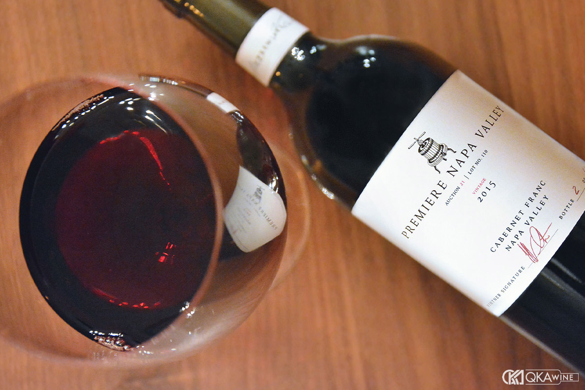 Giống nho trên nhãn chai vang đỏ