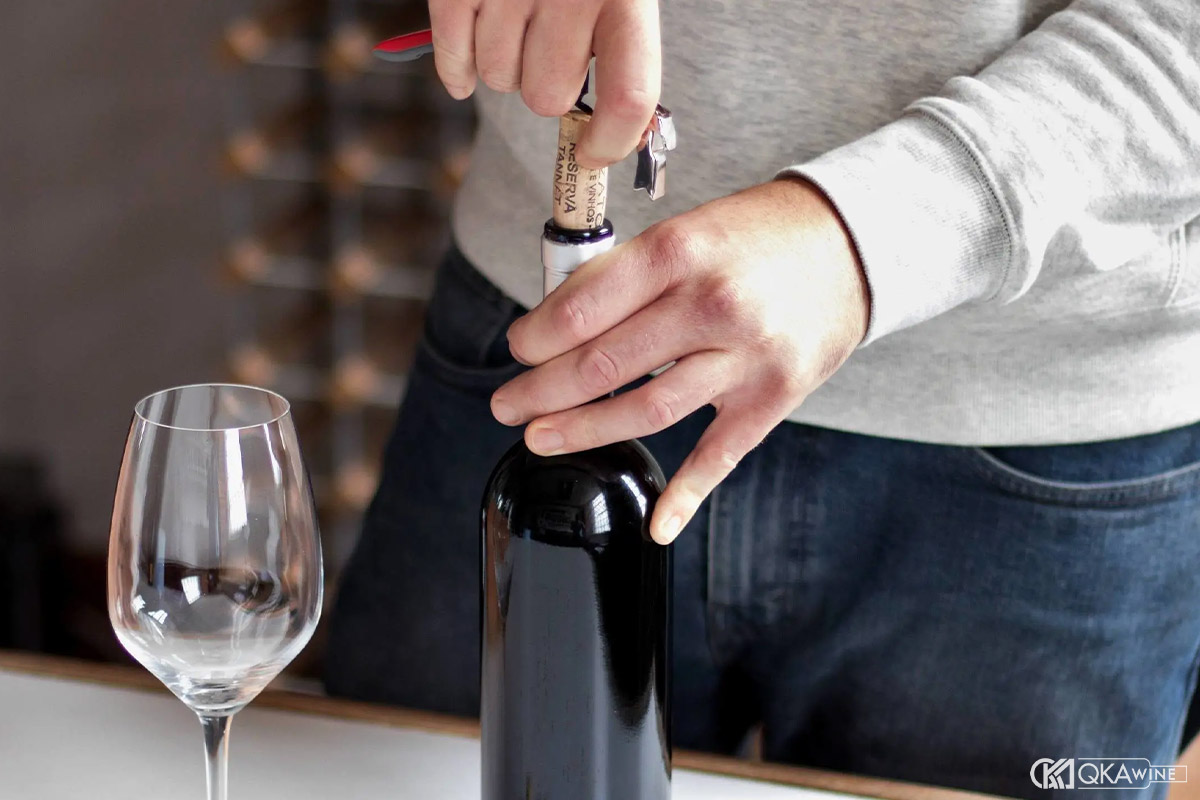 Mở rượu vang Chile đúng cách