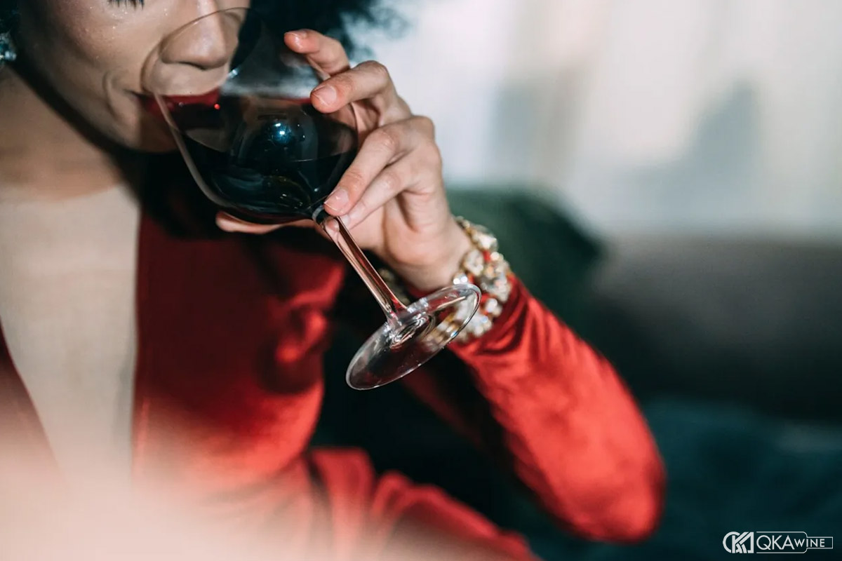 Nhấp nháp rượu vang