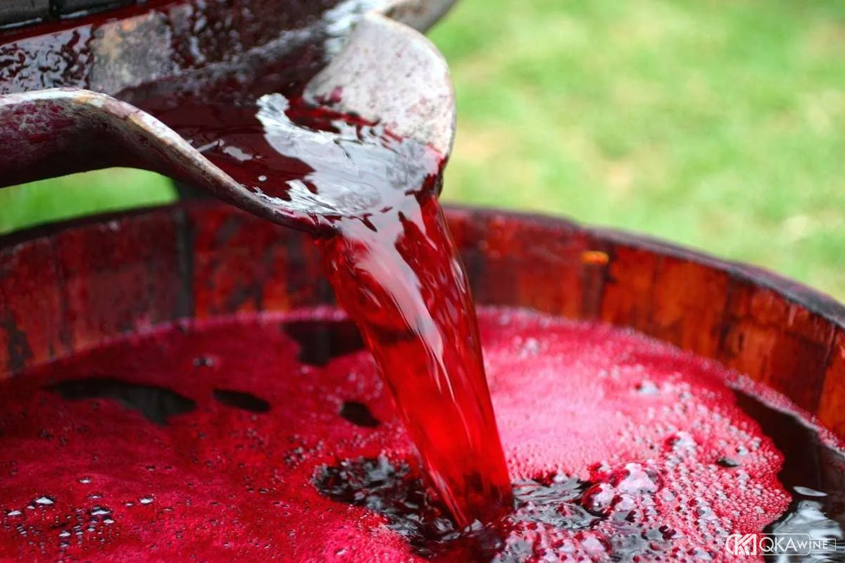 Nước trong rượu vang