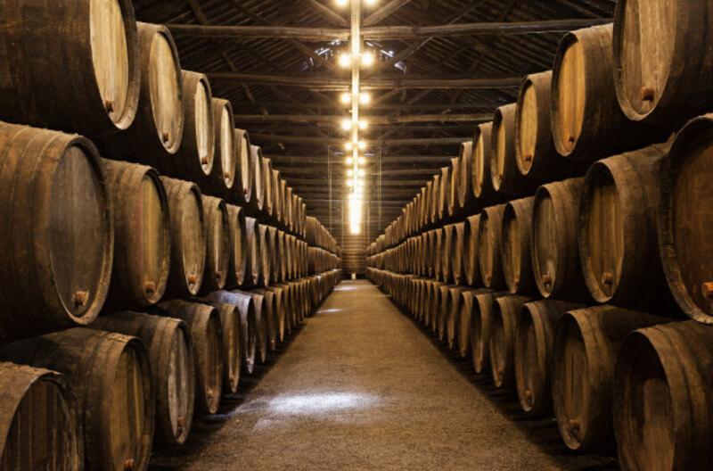 Quy trình ủ rượu vang trong thùng gỗ sồi