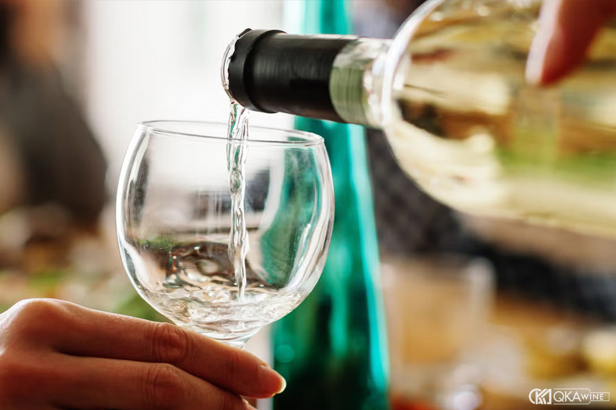 Rượu vang sau khi mở nắp để được bao lâu?