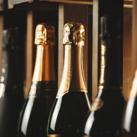 So sánh Sparkling Wine và Champagne