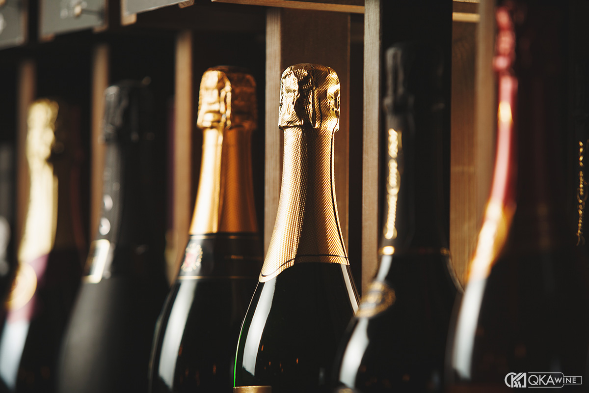 So sánh Sparkling Wine và Champagne