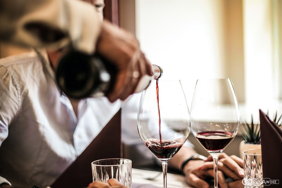 Thứ tự phục vụ rượu vang trên bàn tiệc