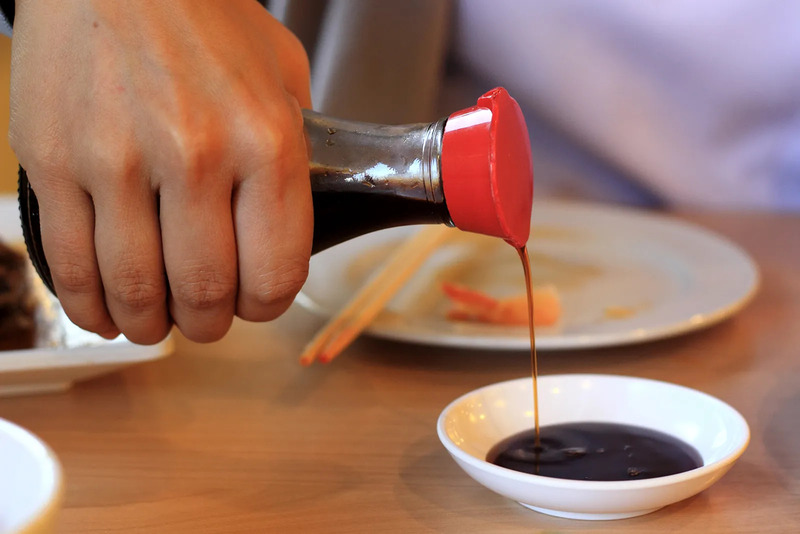 Uống rượu vang không nên ăn xì dầu - nước tương