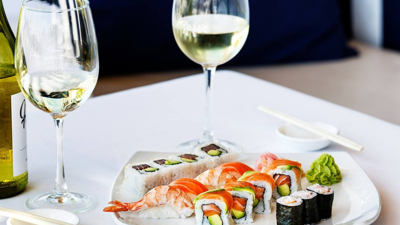 Uống rượu vang đỏ không nên ăn sushi