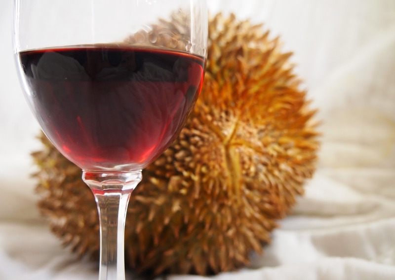 Uống rượu vang không nên ăn sầu riêng