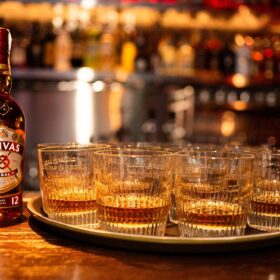 Cách cầm ly rượu whisky đúng chuẩn và sang trọng nhất