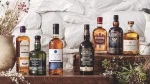 cách cầm ly rượu whisky