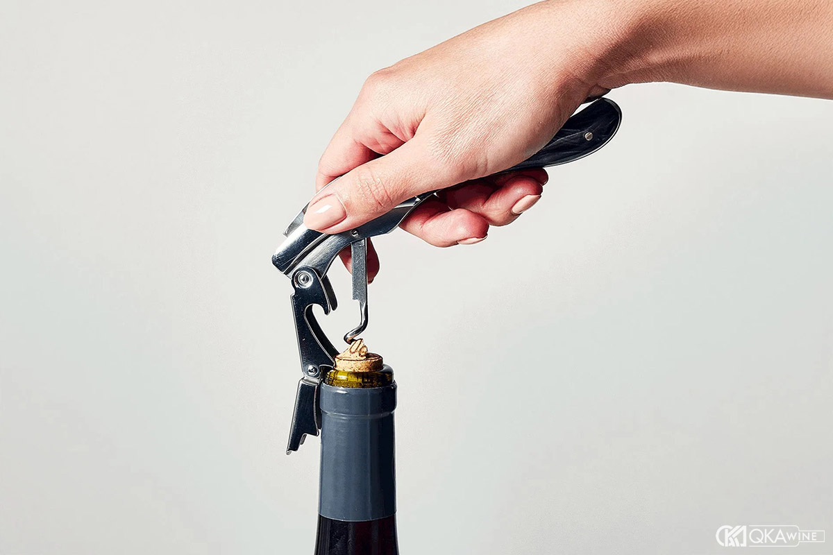 Cách mở rượu vang bằng dao Sommelier