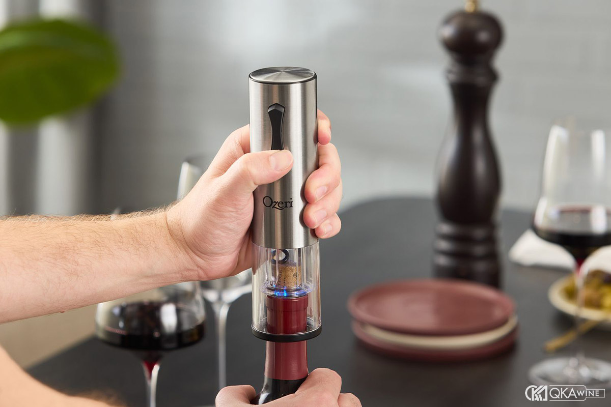 Cách mở rượu vang bằng đồ khui điện