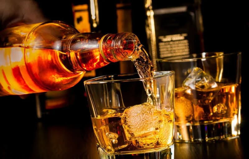 Uống rượu Whisky với đá