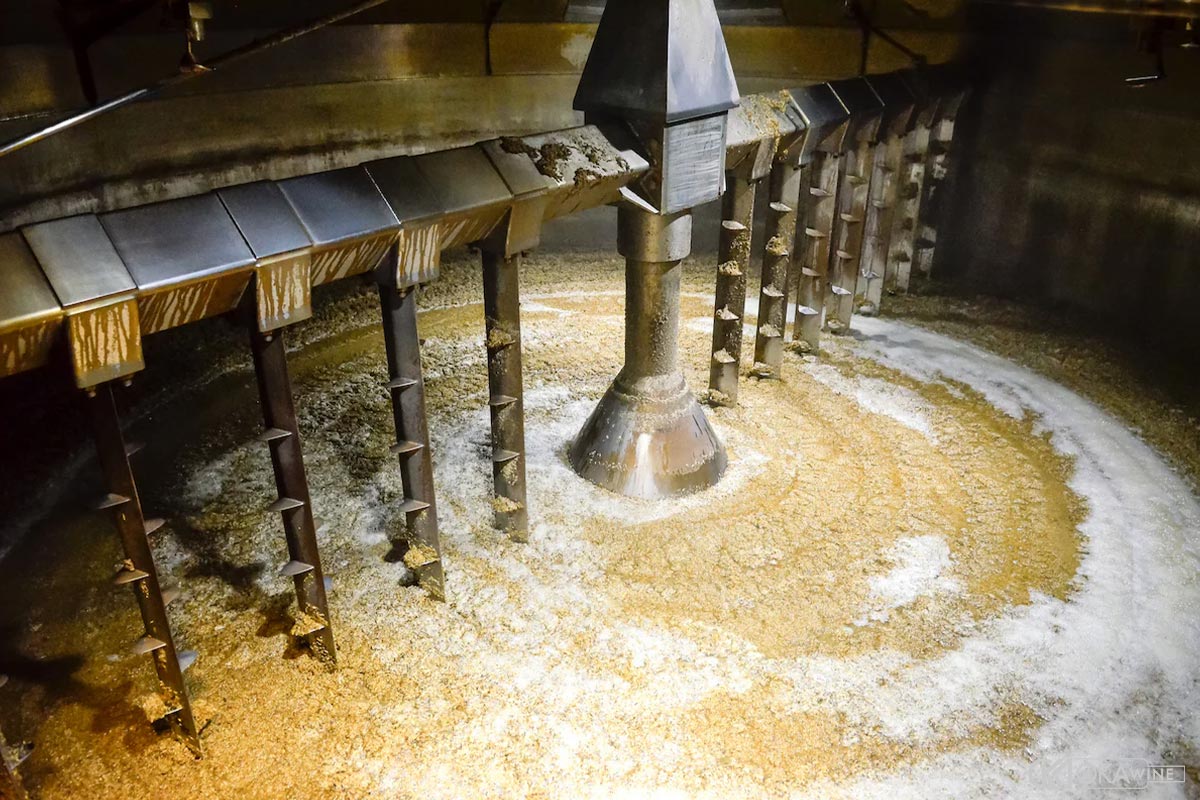 Quy trình sản xuất rượu whisky bước 4: Lên men