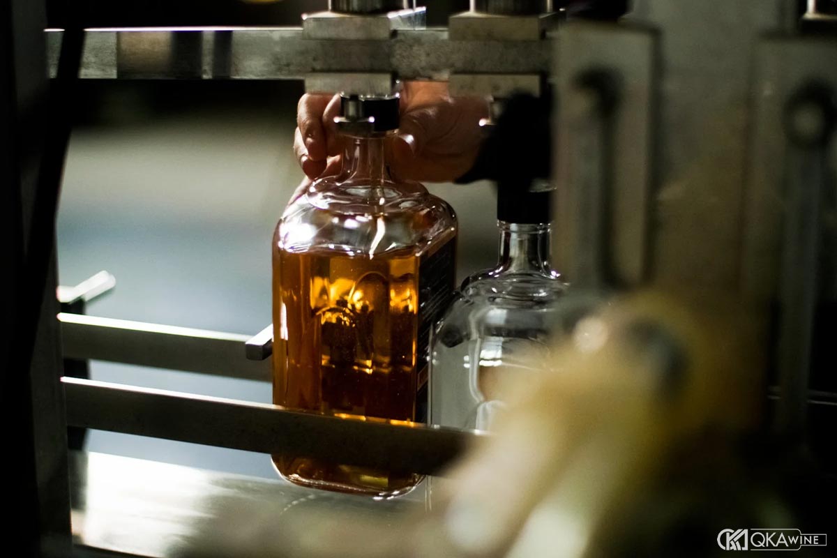 Quy trình sản xuất rượu whisky bước 8: Đóng chai và hoàn thành