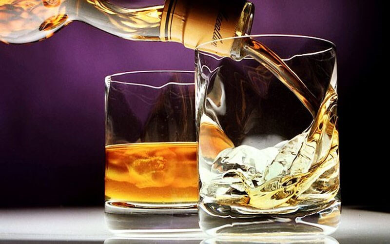 Uống rượu Whisky với từng ngụm nhỏ