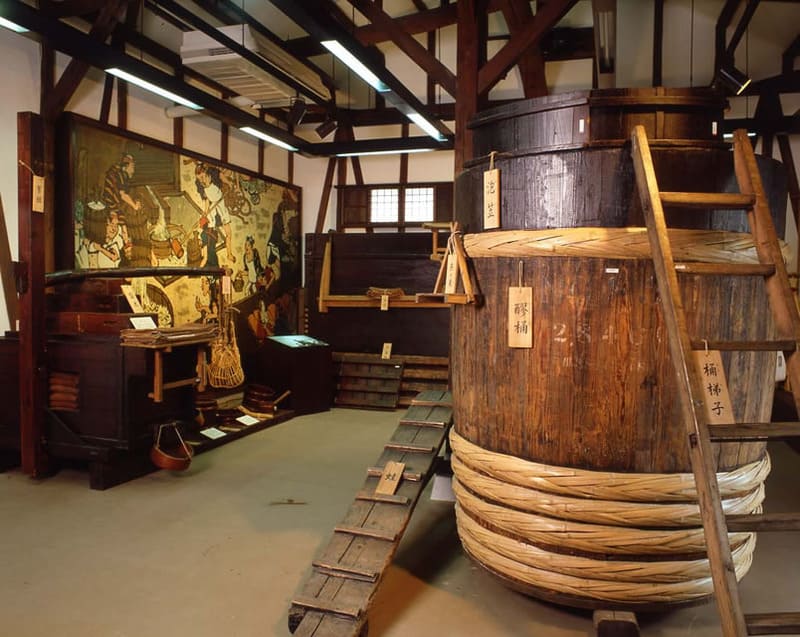 Rượu Sake được ủ trong bể chứa