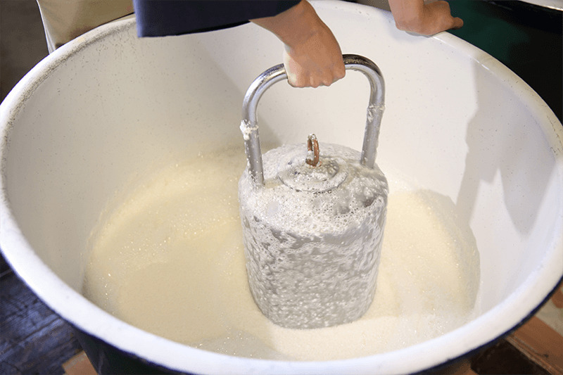 Quá trình trộn cơm rượu Mote Sake