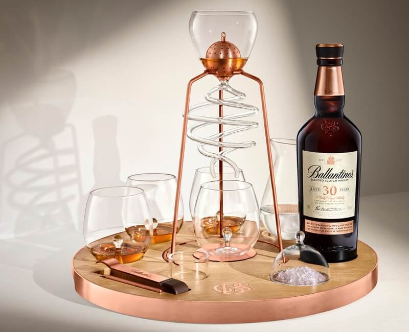 Uống rượu Ballantines ướp lạnh