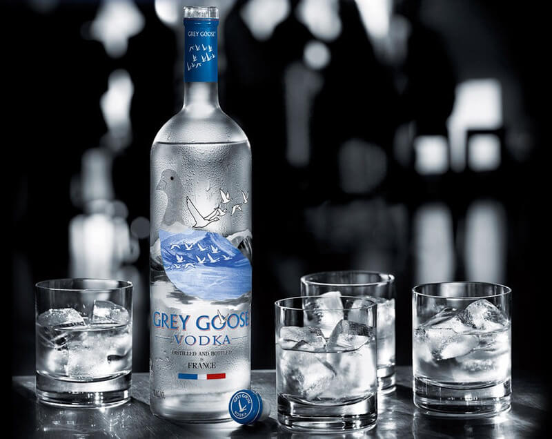 Uống rượu Vodka nguyên chất