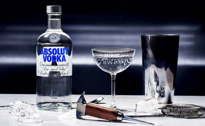Uống rượu Vodka nguyên chất