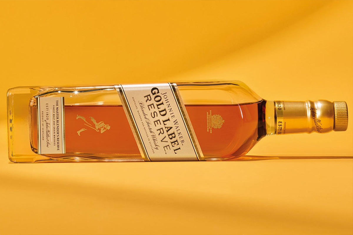 Kiểm tra bọt khí trong chai rượu Johnnie Walker khi lắc