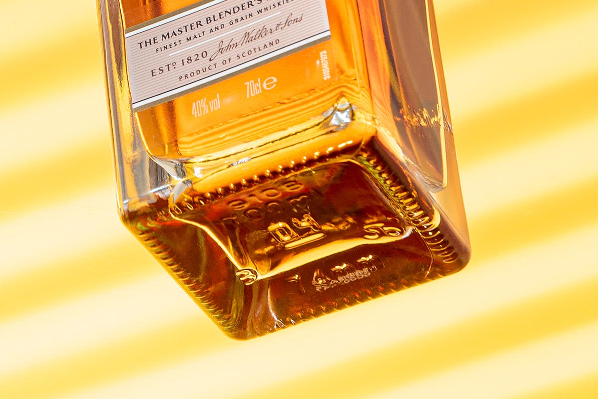 Kiểm tra đáy chai Johnnie Walker