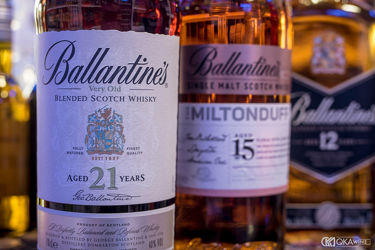 Kiểm tra thông tin nhãn dán trên chai Ballantine's