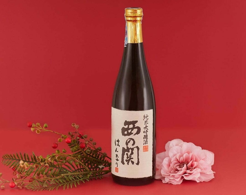Chai rượu Sake có dáng hình trụ cao với cổ thon dài