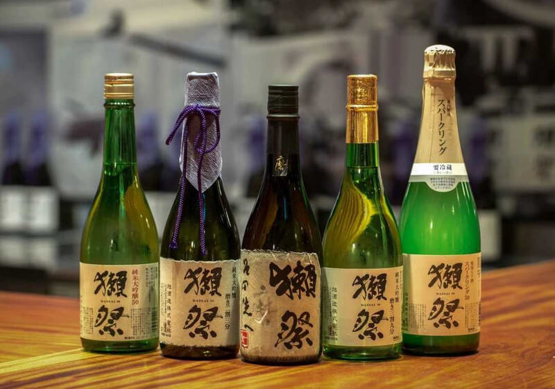 Chai Sake có màu tối nhằm ngăn ngừa các tia cực tím làm ảnh hưởng đến hương vị của rượu