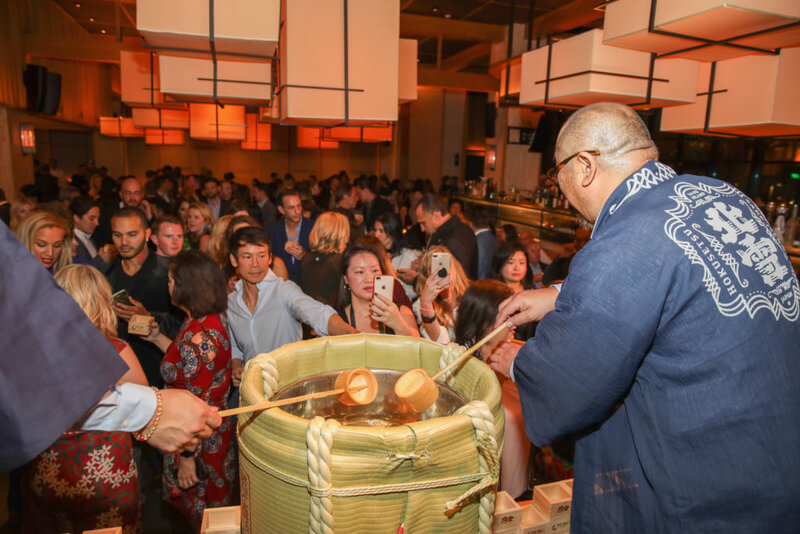 Lễ đập rượu Sake truyền thống