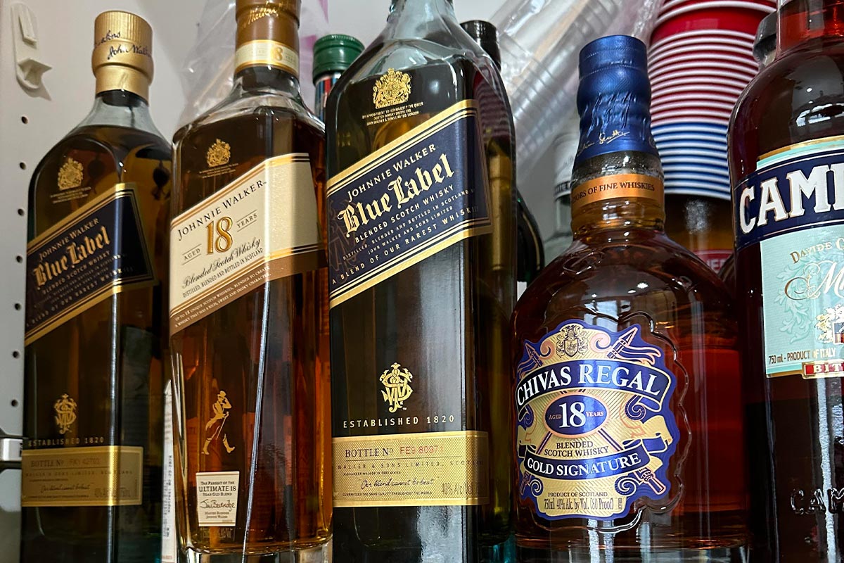 So sánh phong cách pha trộn rượu Chivas và Johnnie Walker