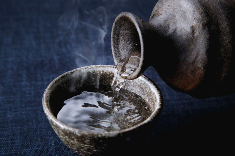 Thưởng thức rượu Sake hâm nóng