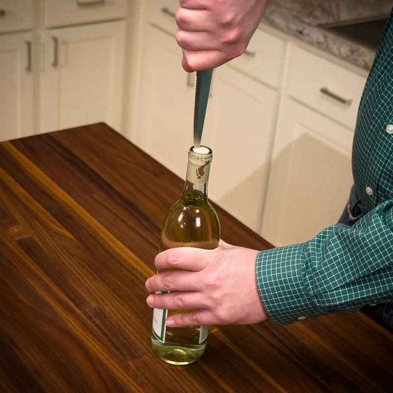 Mở nút bần chai rượu vang bằng dao