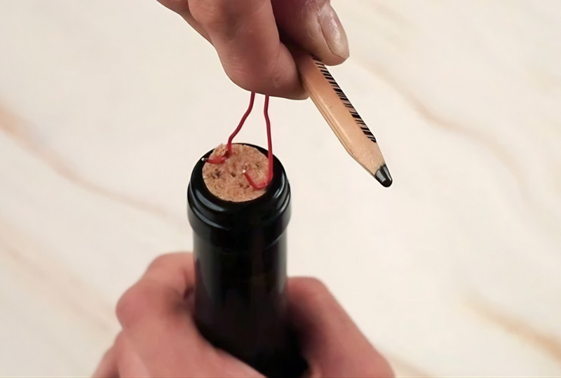 Mở nút bần rượu vang bằng kẹp giấy