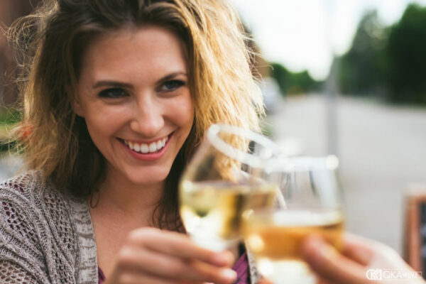 Cách uống rượu vang đẹp da