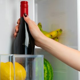 có nên để rượu trong tủ lạnh không