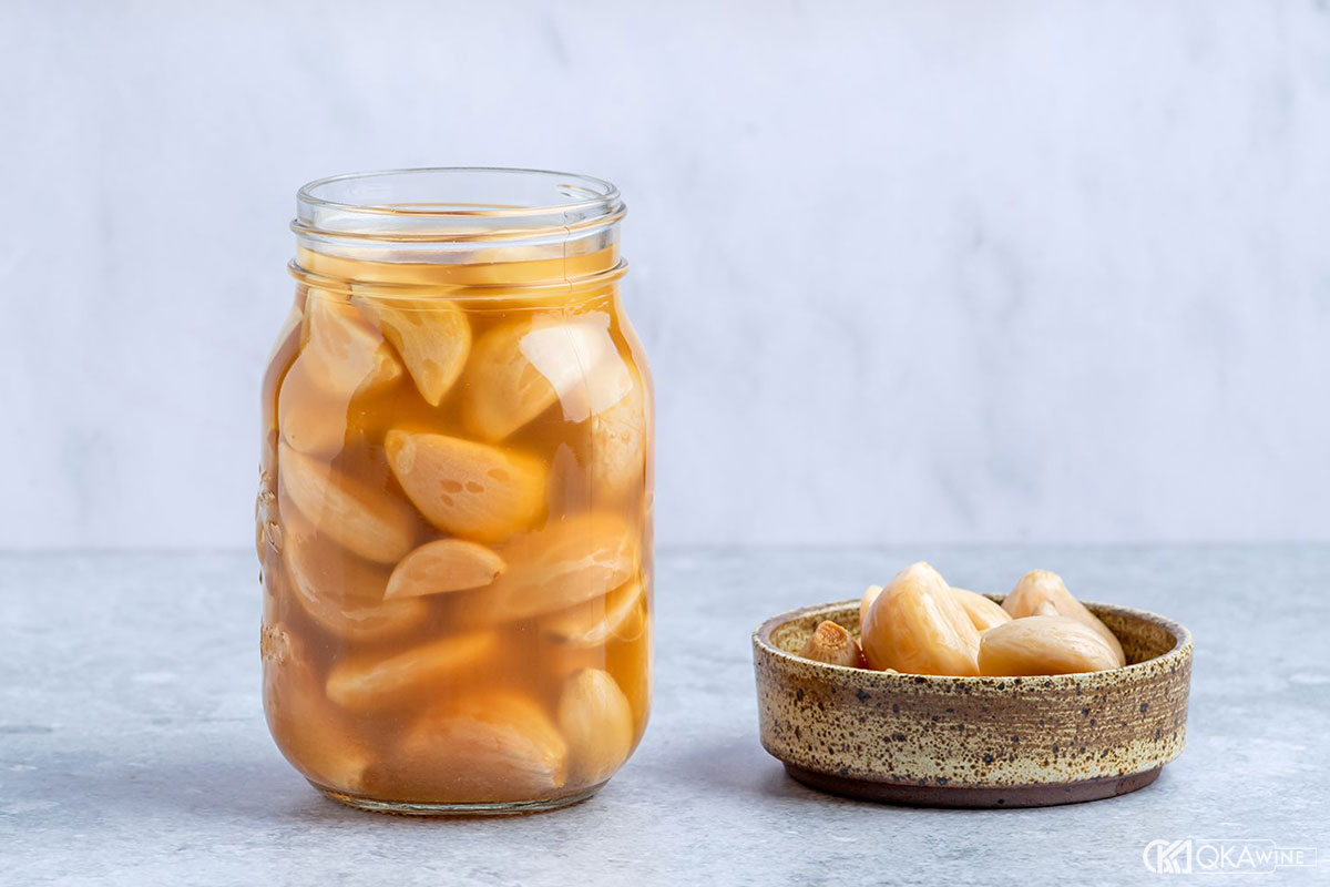 Mẹo làm tỏi ngâm rượu vang